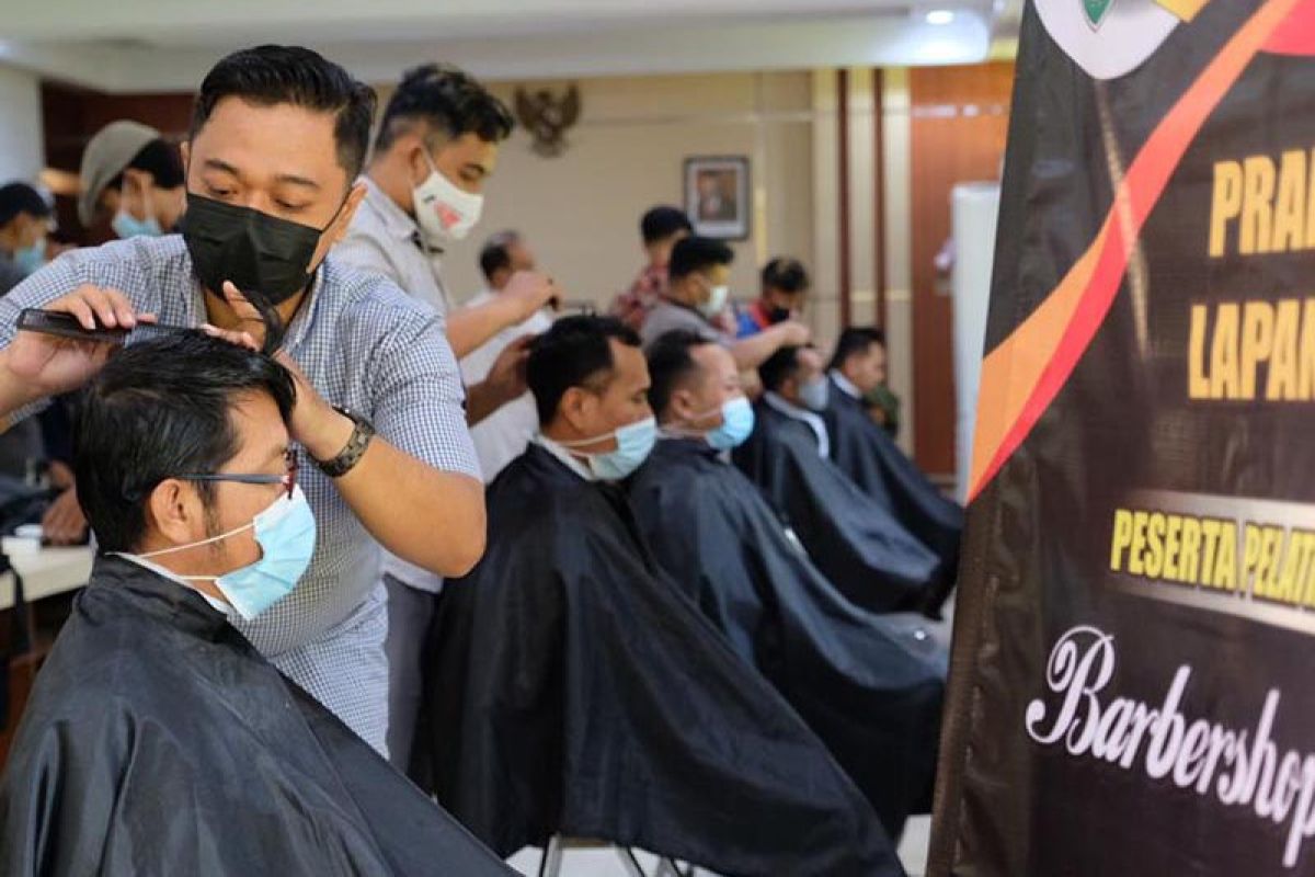 Peserta pelatihan praktik pangkas rambut di Kantor Pemkot Magelang