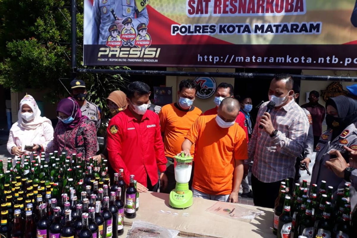 Ribuan botol miras dan 1,5 kilo ganja hasil Operasi Pekat dimusnahkan