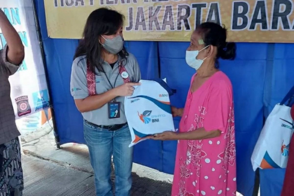 Srikandi BNI salurkan bantuan untuk korban kebakaran di Tambora