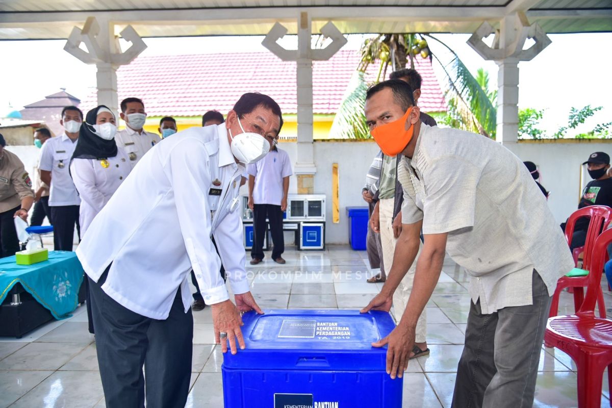 Bupati Mesuji serahkan bantuan peralatan kepada pedang kecil