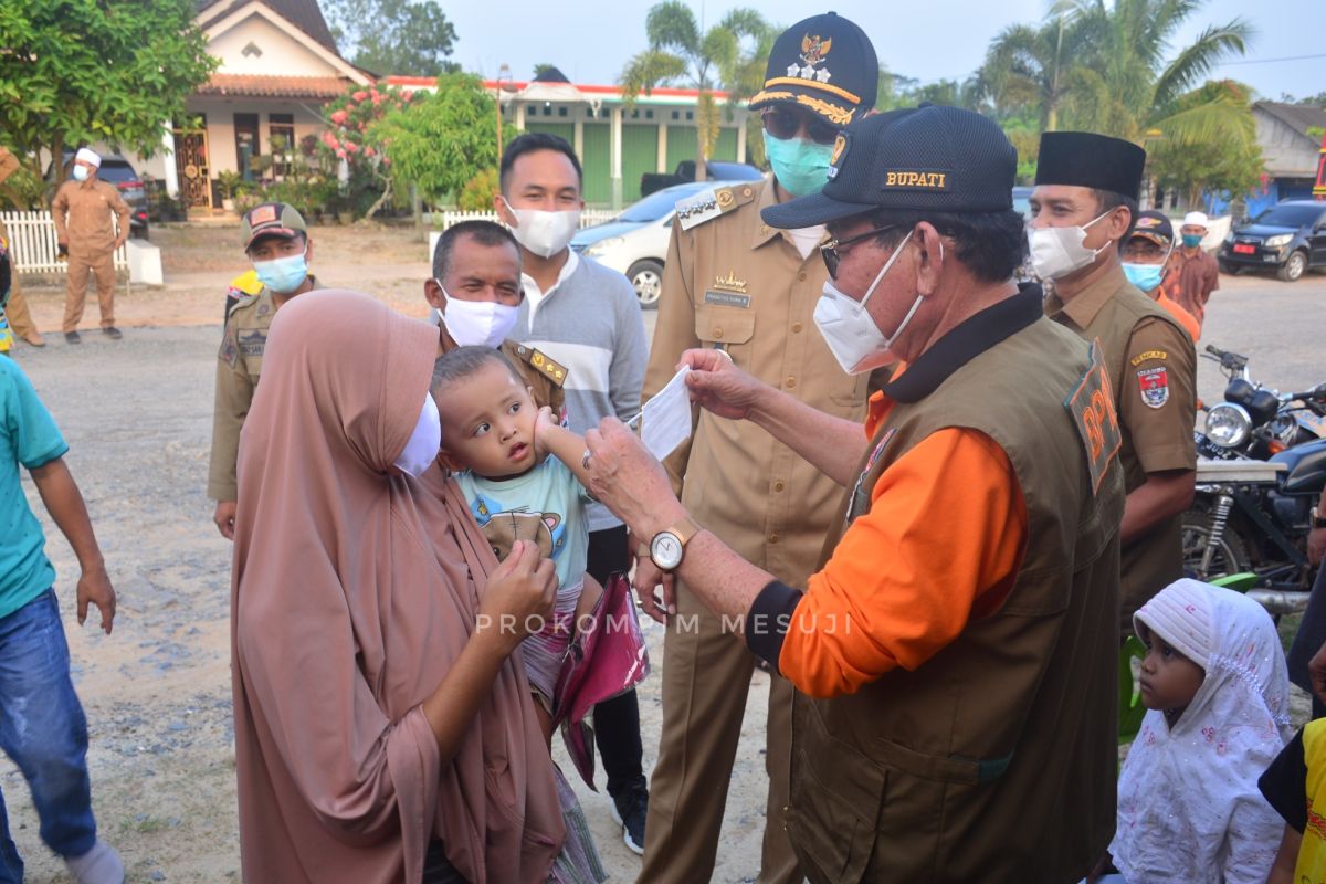 Bupati Mesuji bagikan masker kepada pengendara