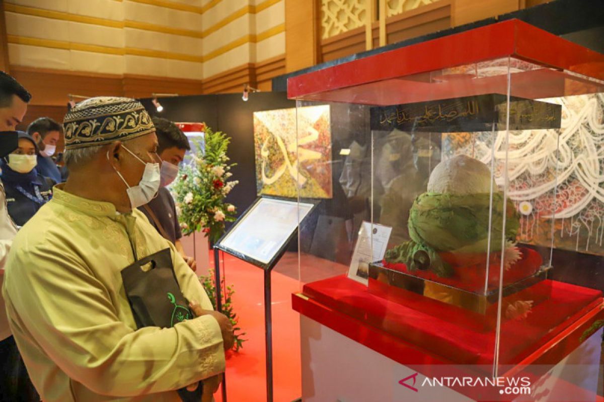 Melihat artefak peninggalan Nabi Muhammad di Jakarta Islamic Center