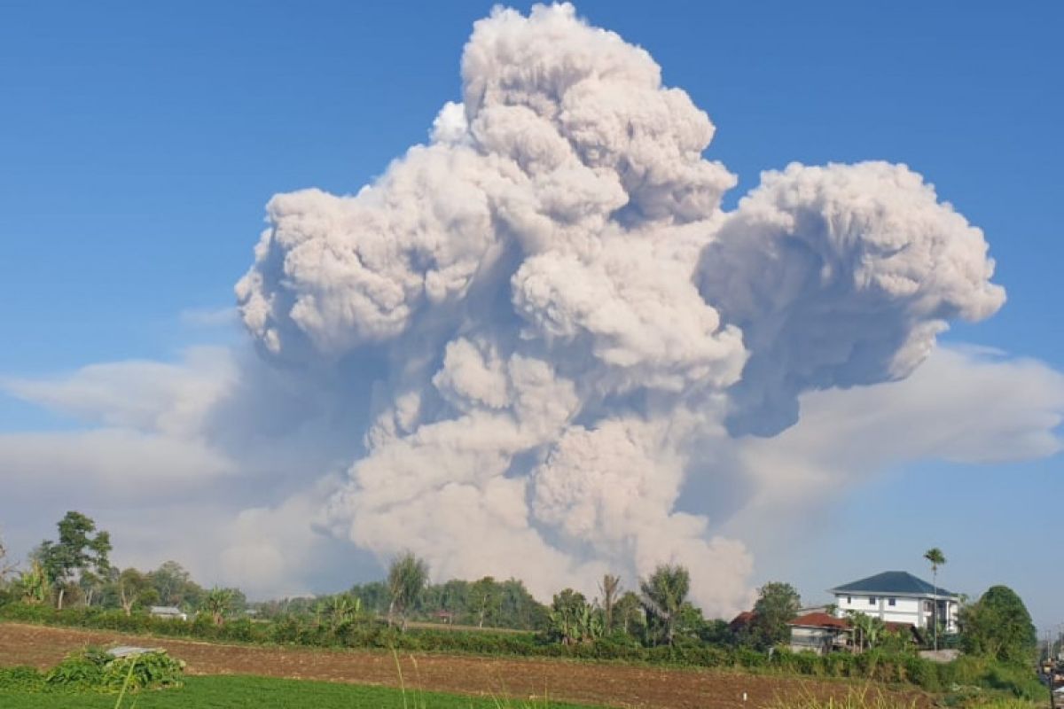 Gunung Sinabung meluncurkan awan panas teramati jarak 1.000 meter