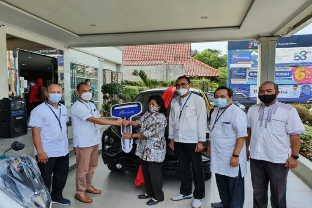 Jelang pensiun, Ngapinah dapat hadiah Mitsubishi Xpander dari Undian Bima Bank Jateng