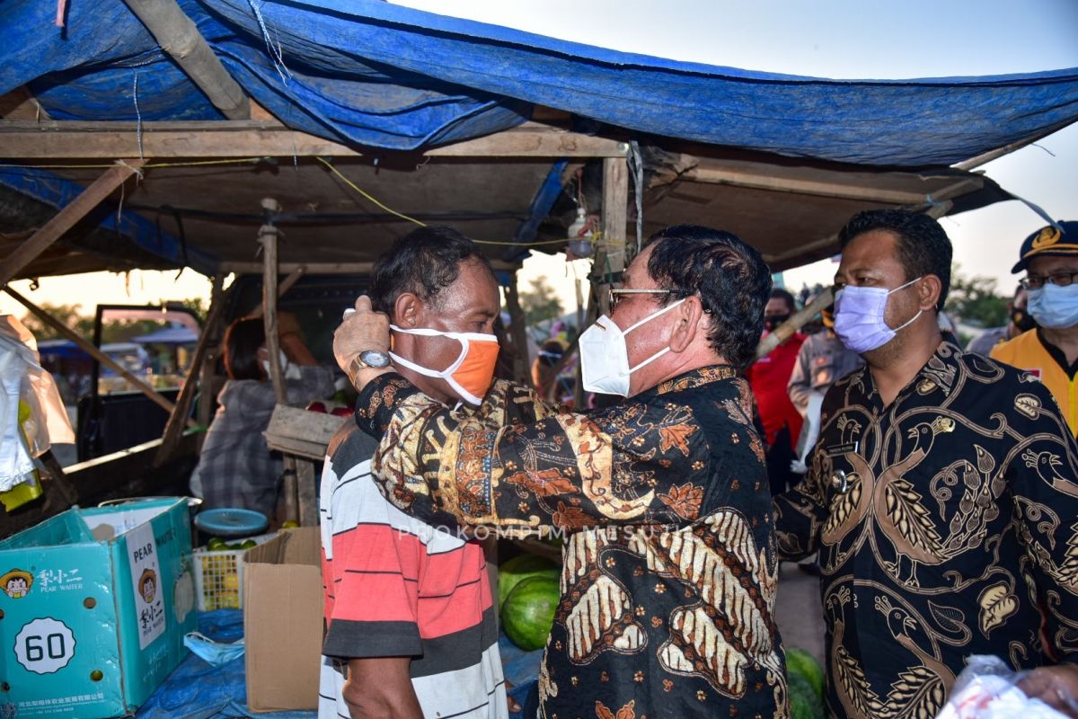 Bupati Mesuji bagikan masker di pasar KTM Mesuji Timur