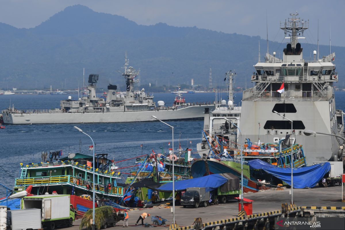 Kapal-kapal TNI AL mengibarkan bendera setengah tiang