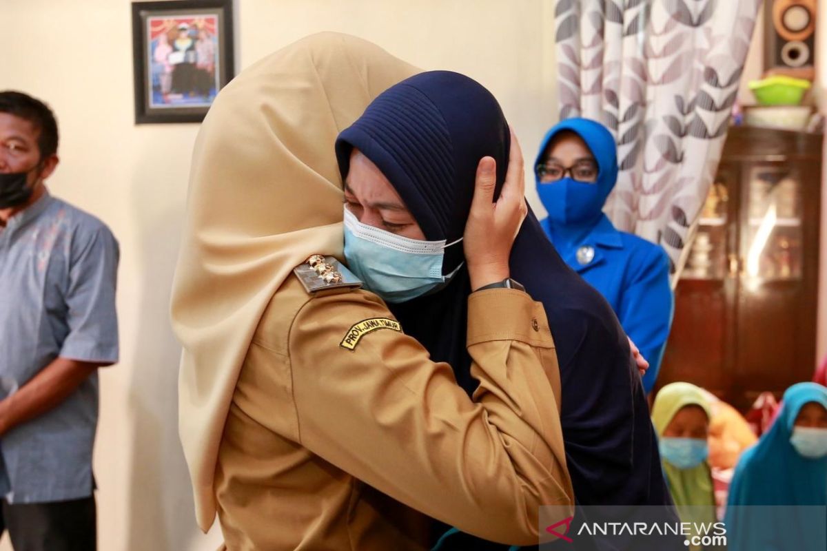 Istri awak KRI Nanggala 402: "Suami saya sudah tenang di sisi Allah bu..."