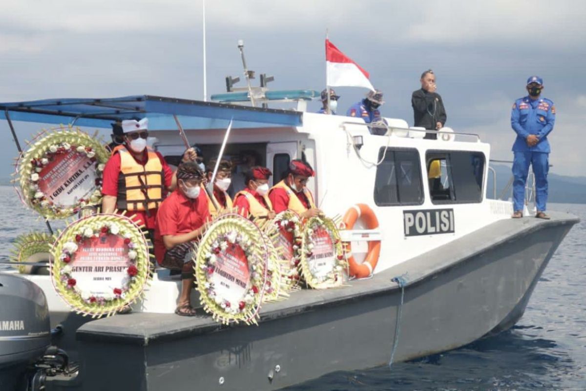 Gubernur Bali dan warga tabur bunga bagi kru KRI Nanggala yang gugur