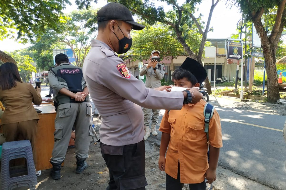 Ops Yustisi COVID-19 KLU, Kapolres Lotara ajak warga jadi Pelopor Hidup Sehat