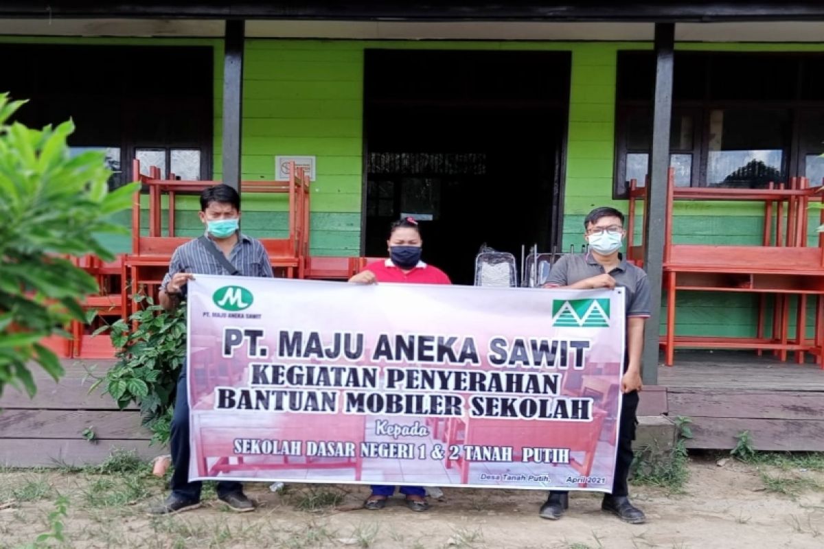 PT Maju Aneka Sawit bantu meja kursi dua sekolah