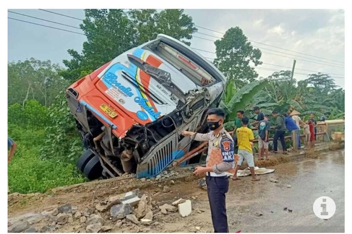 Kemarin, bus dan truk senggolan di Mesuji akibatkan pengemudi tewas