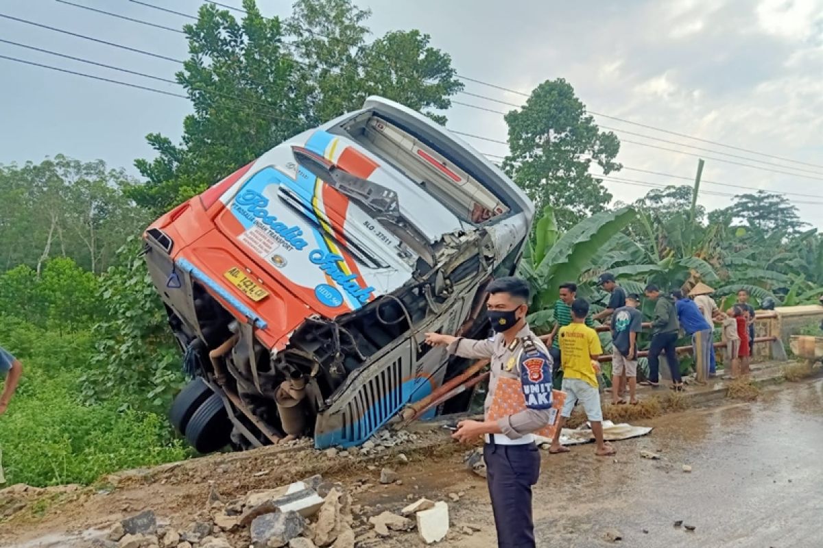 Bus dan truk bersenggolan di Mesuji, pengemudi tewas