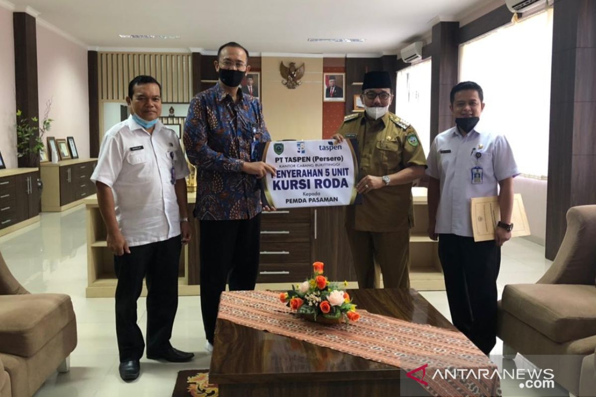 lima kursi roda diserahkan PT Taspen Bukitinggi kepada Pemkab Pasaman