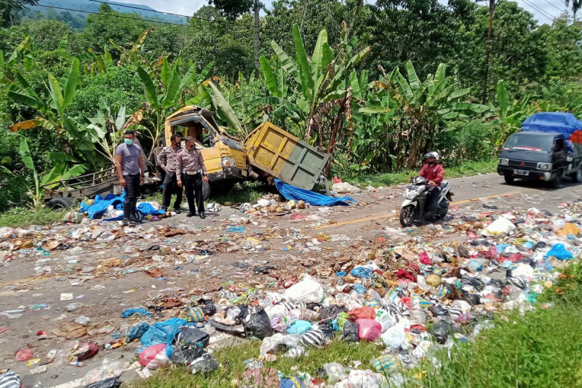 Truk sampah vs yamaha Mio, pengendara patah kaki dan tangan