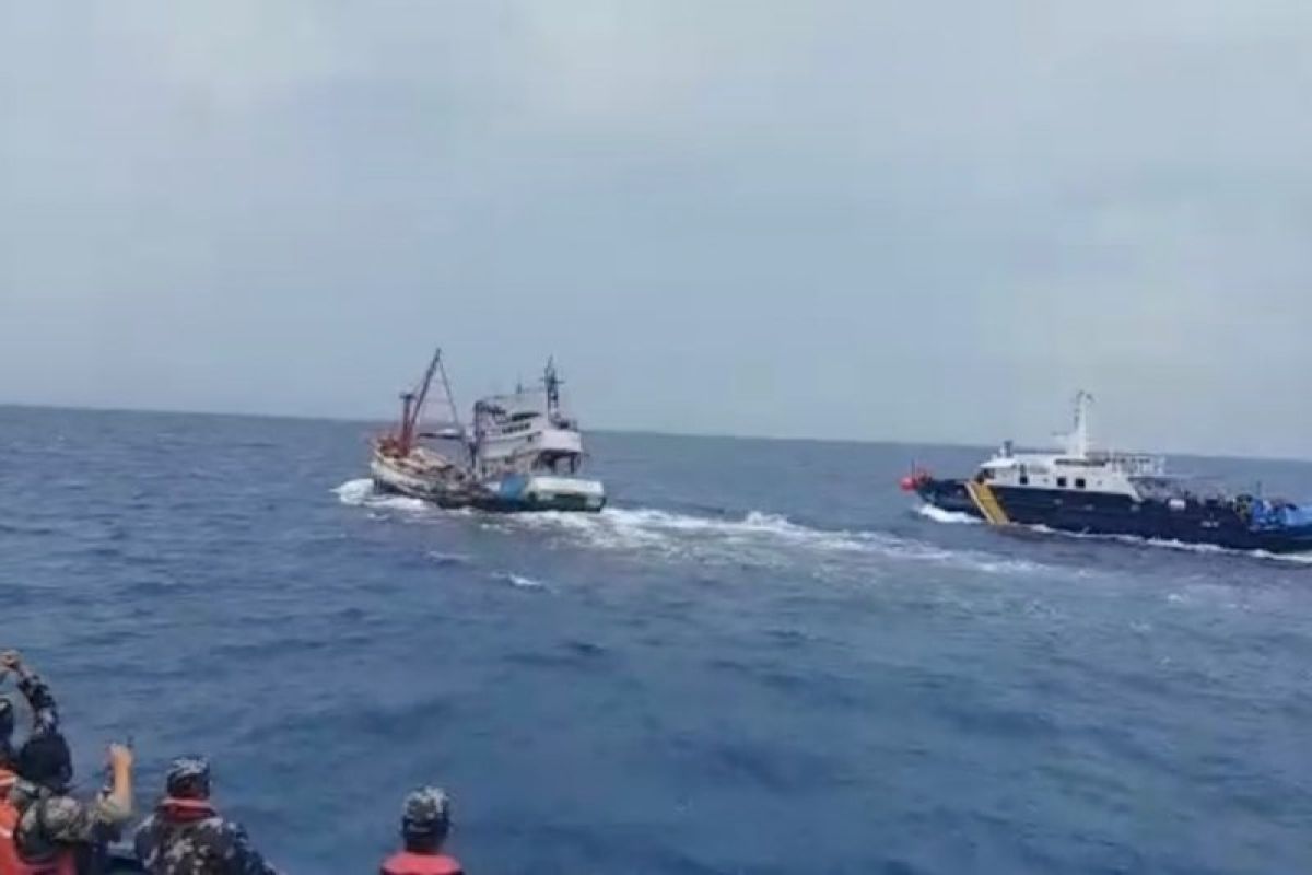 KKP amankan kapal asing pencuri ikan setelah kejar-kejaran di Natuna Utara