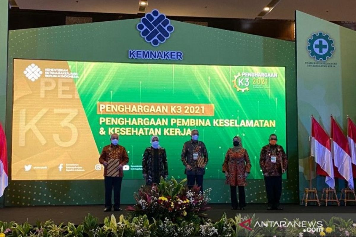 Kemnaker anugerahkan penghargaan K3 2021 kepada 16 gubernur termasuk Riau