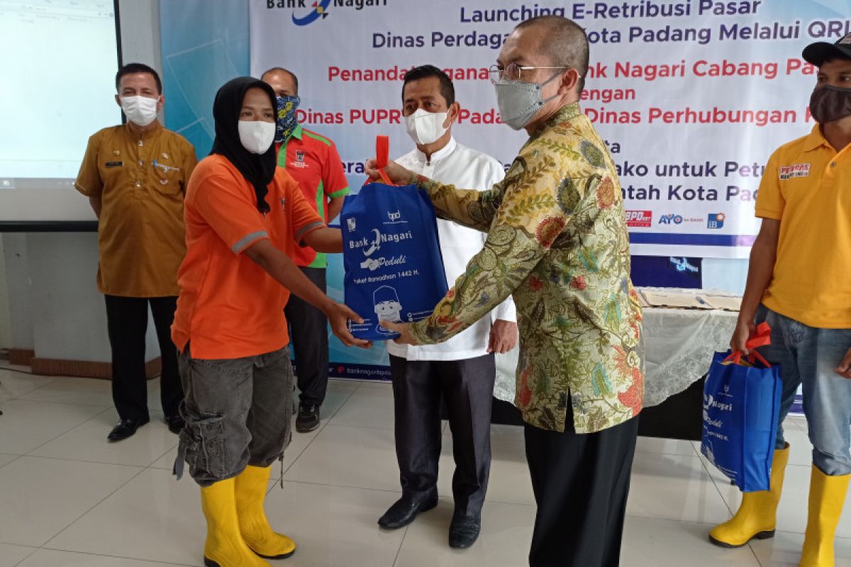 Petugas kebersihan di Padang dapat pembagian 1.731 paket sembako dari Bank Nagari