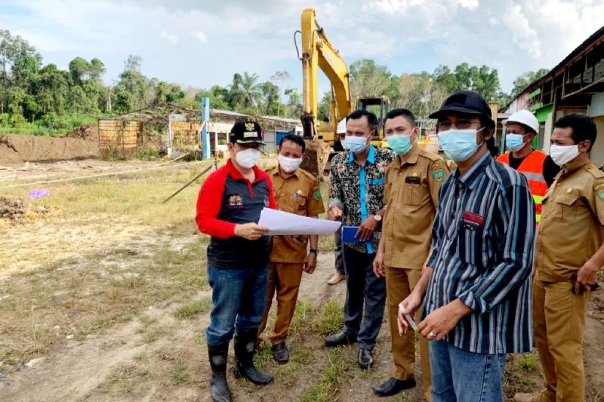 Bupati Bartim pastikan pembangunan stadion dan kolam renang berjalan lancar