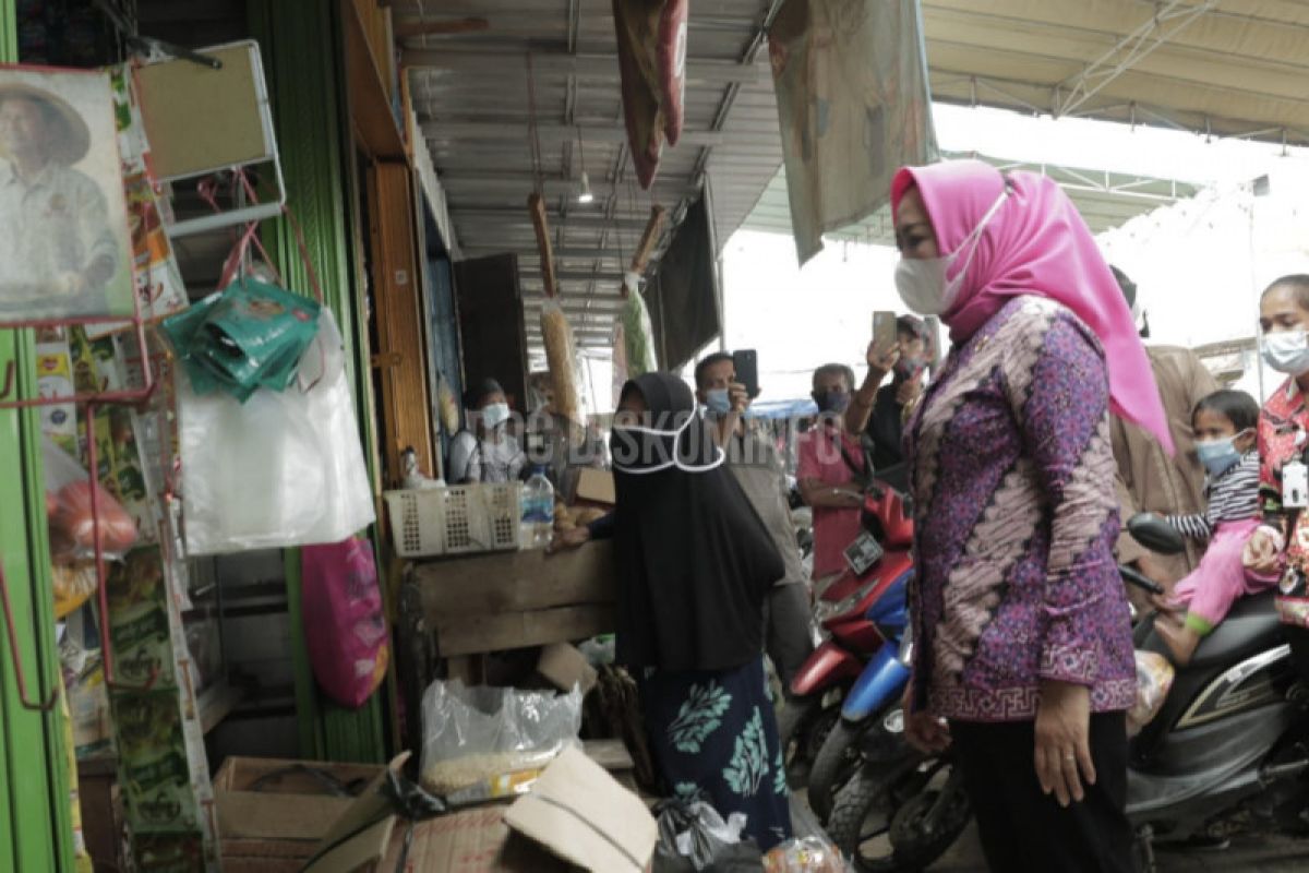 Bupati Tulangbawang cek penerapan prokes di Pasar Unit II