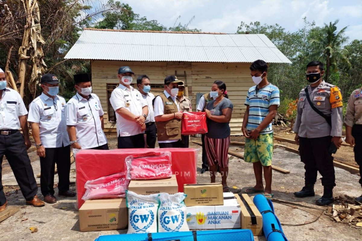 Bupati Mesuji bantu korban kebakaran di Kecamatan Way Serdang