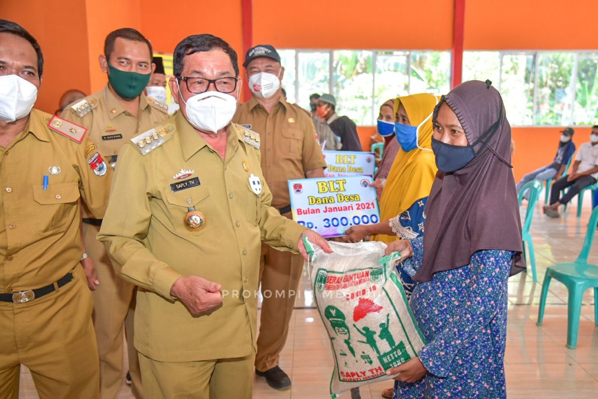 Pemkab Mesuji serahkan bantuan BLT DD di Kecamatan Mesuji