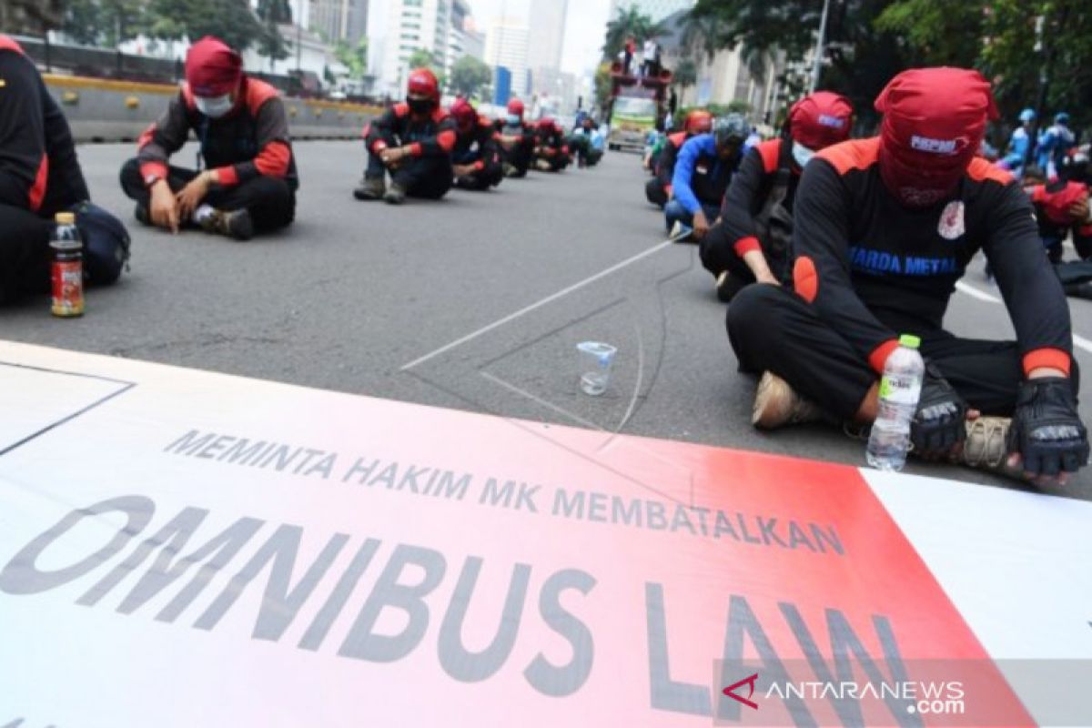 Mengenali "omnibus law" dan dampak penerapannya