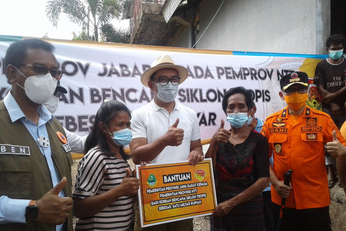 Gubernur Jabar serahkan bantuan bencana seroja di NTT