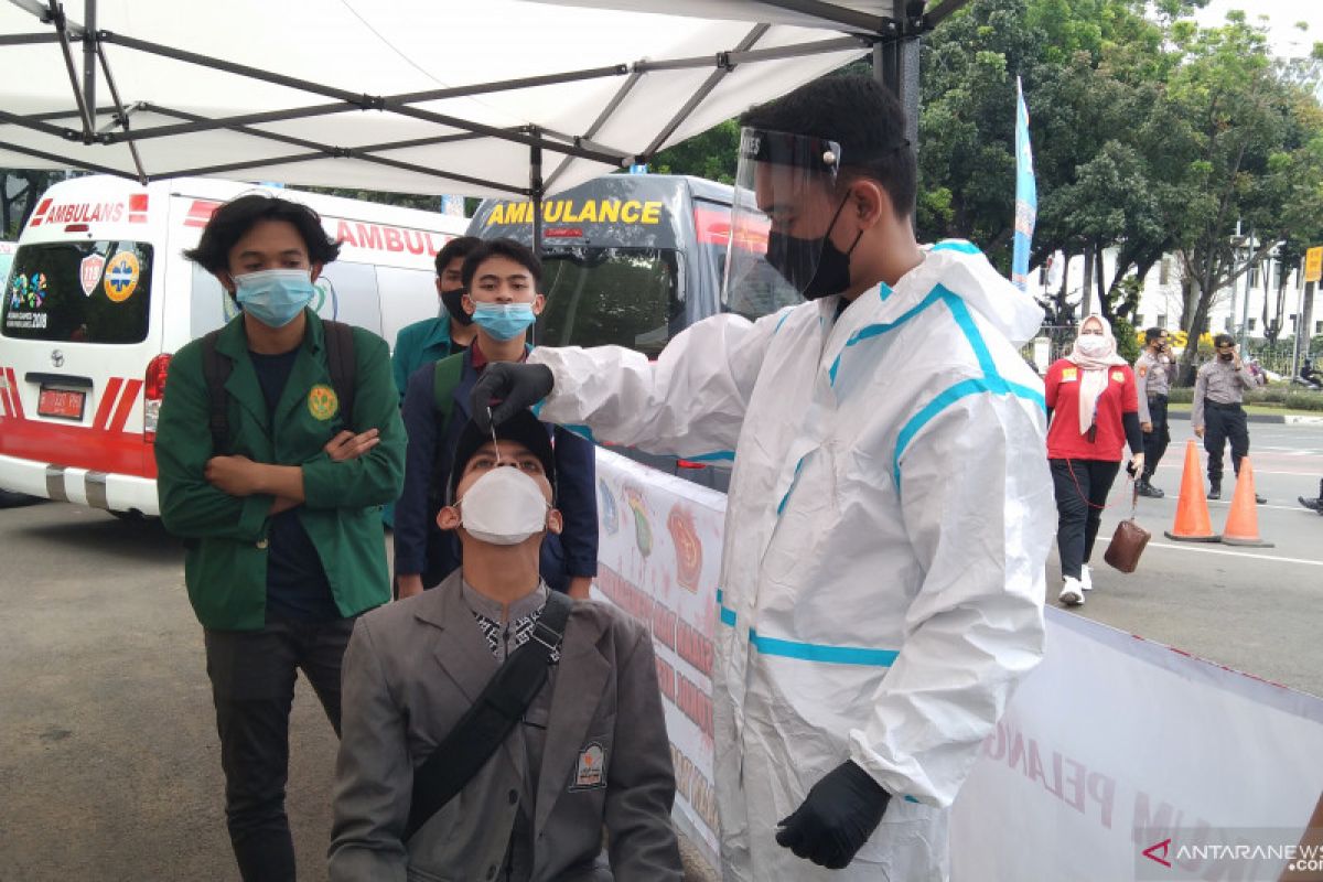 Peserta aksi buruh ikuti tes antigen