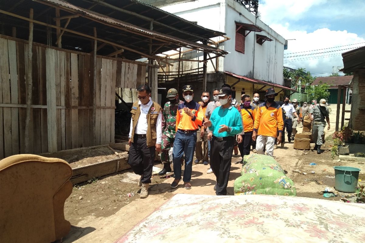 Bupati Limapuluh Kota serahkan bantuan ke warga Manggilang yang terdampak banjir