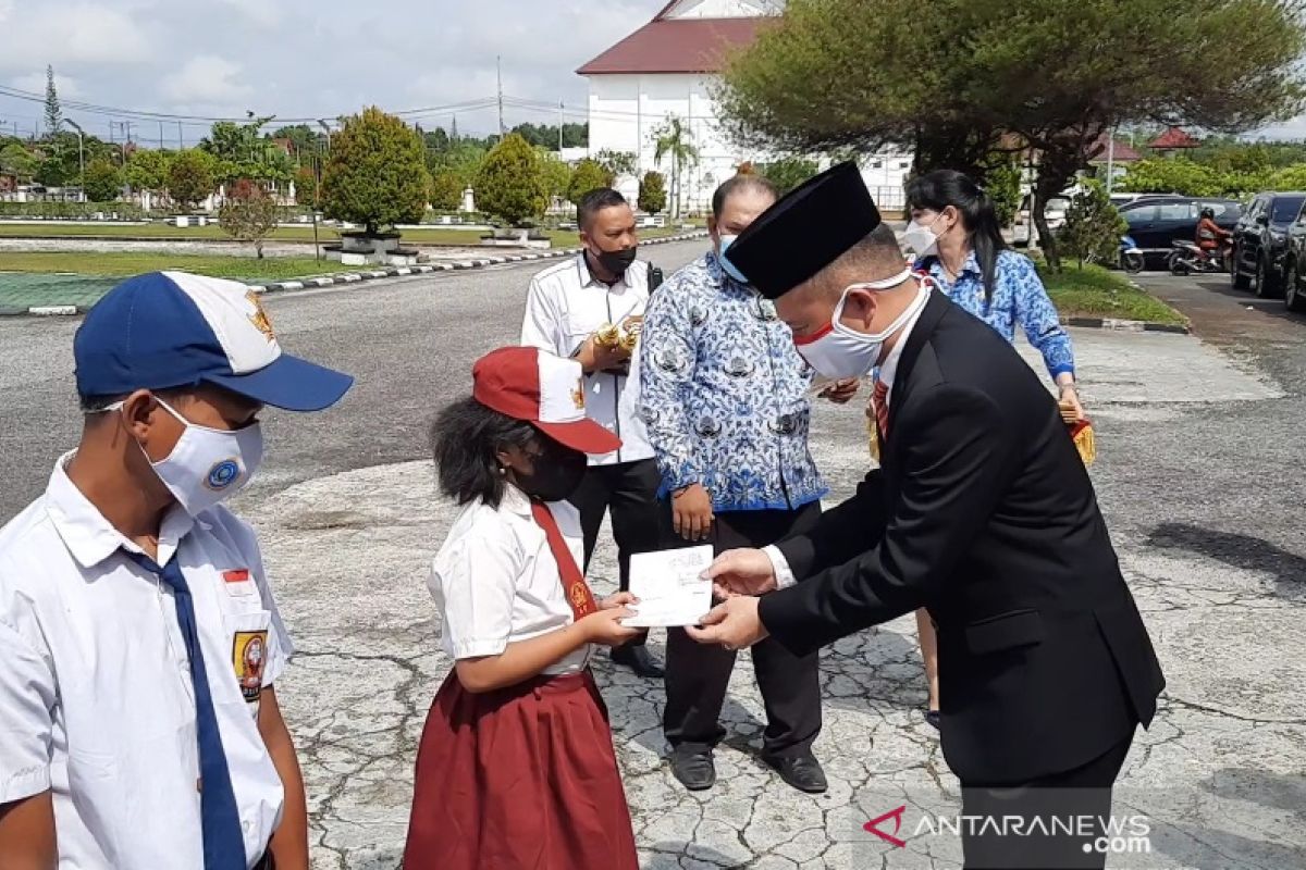 Bupati Gumas: Tidak ada alasan bagi peserta didik tidak sekolah