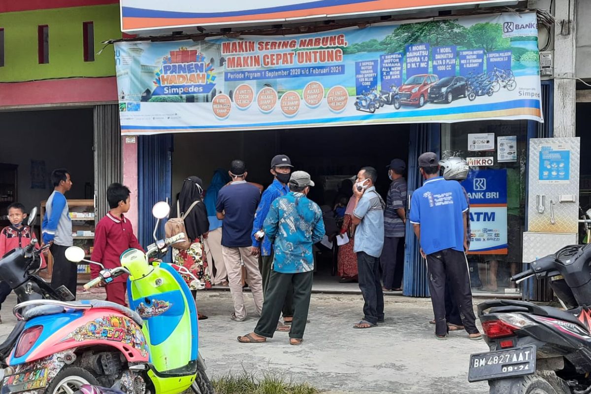 Penyaluran bantuan di BRI Sabak Auh Siak dinilai melanggar prokes, camat datangi lokasi