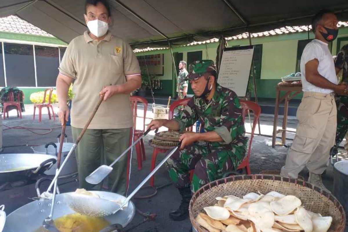 "Diponegoro Berbagi", Kodim Magelang bagikan ratusan nasi dos kepada duafa