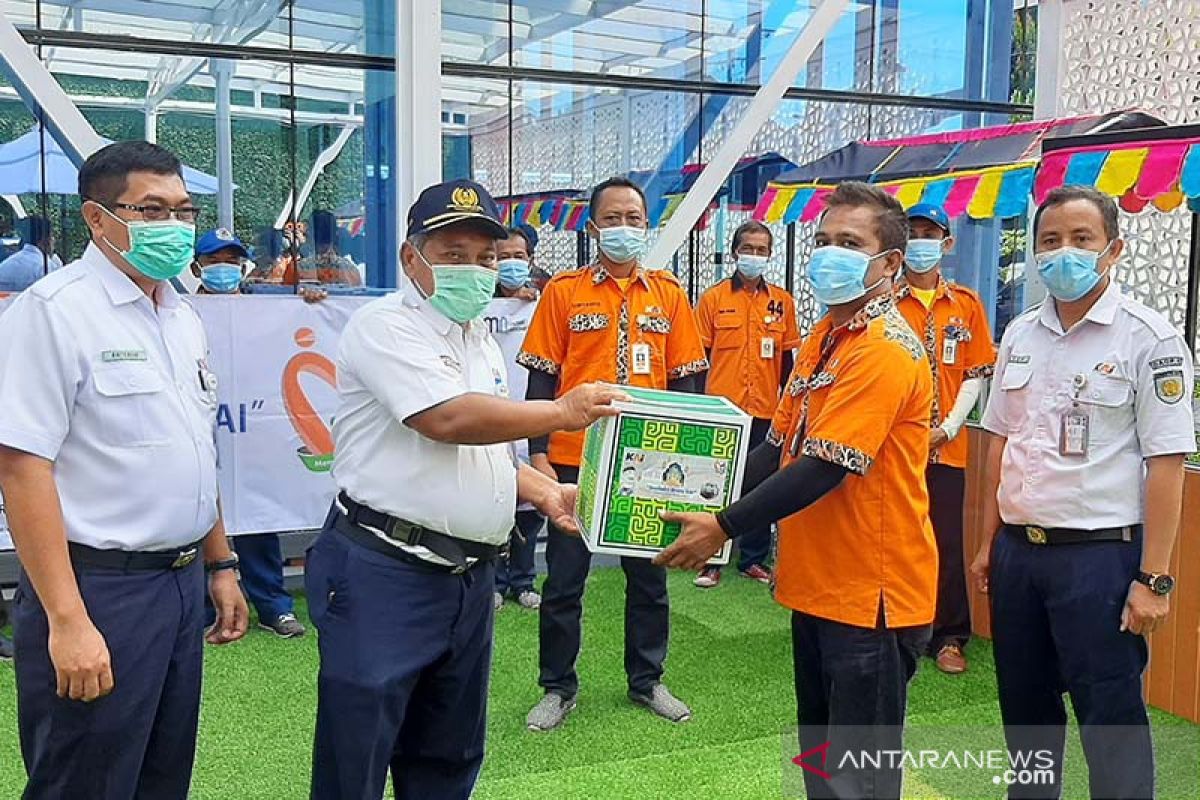 KAI salurkan bantuan sembako kepada pramuantar di Stasiun Purwokerto