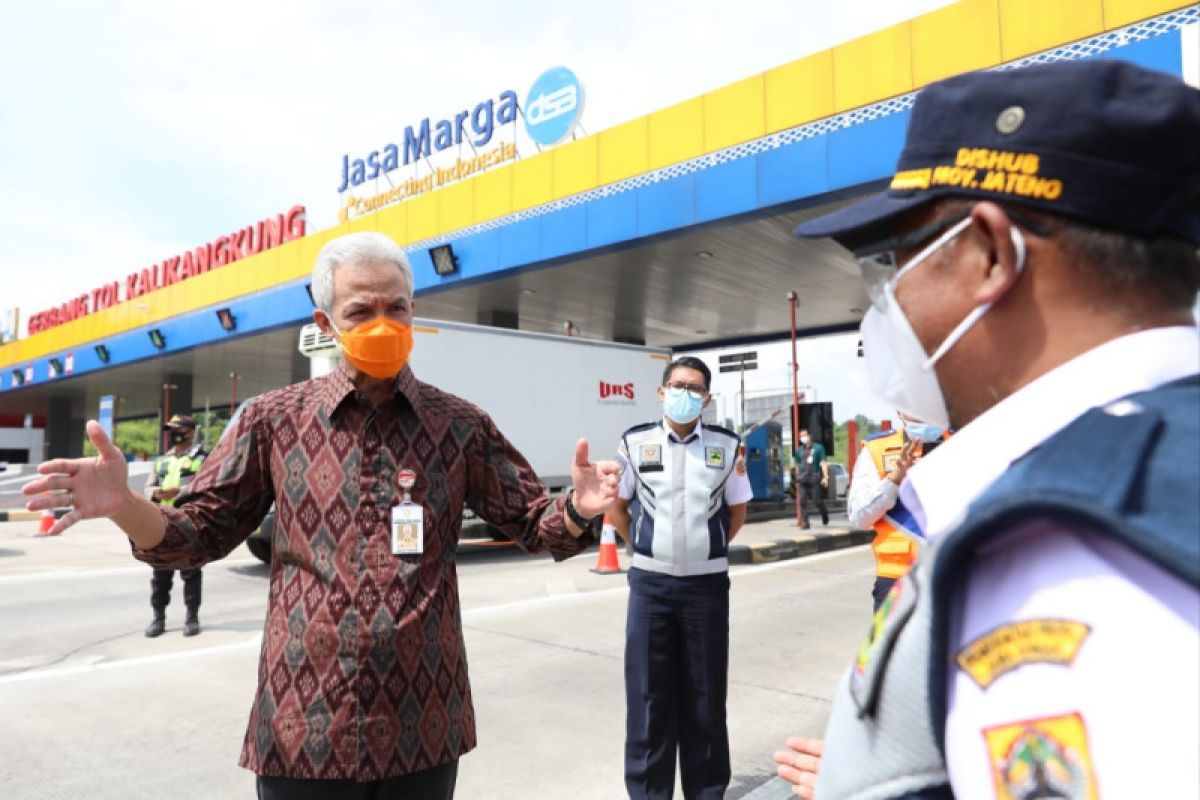 Ganjar cek penyekatan pemudik di Gerbang Tol Kalikangkung