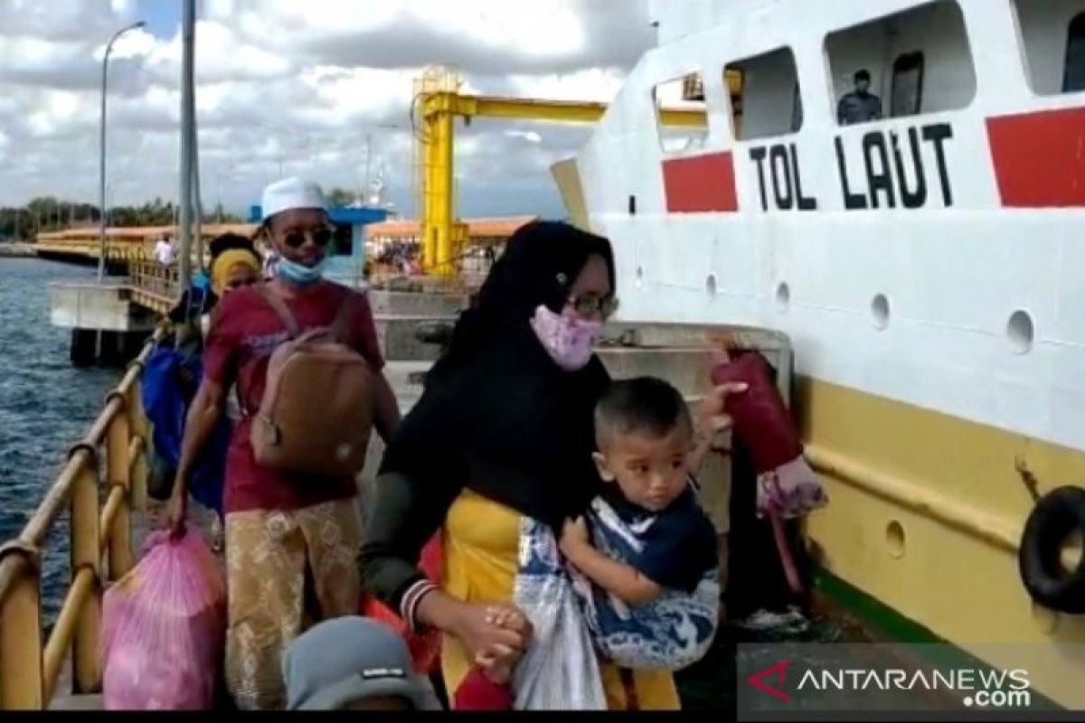 Ratusan calon penumpang telantar di Situbondo diangkut kapal perintis