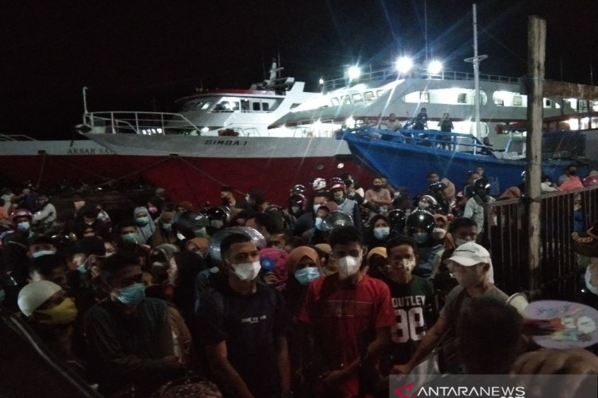 Penumpang kapal malam Kendari-Raha berdesak-desakan demi pulang kampung