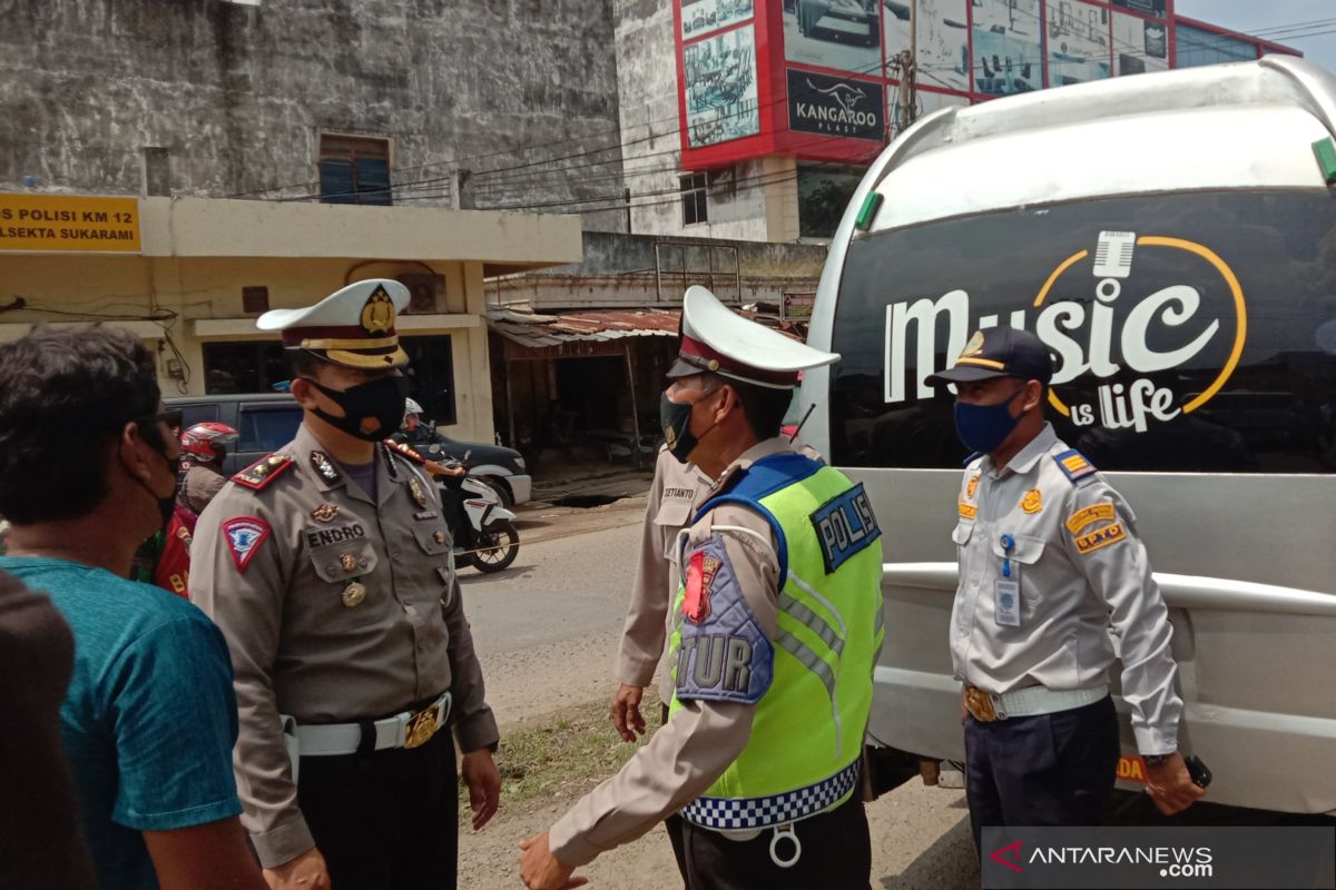 Hari pertama pemberlakuan larangan mudik, ratusan kendaraan hendak masuk Palembang dihalau mutar balik