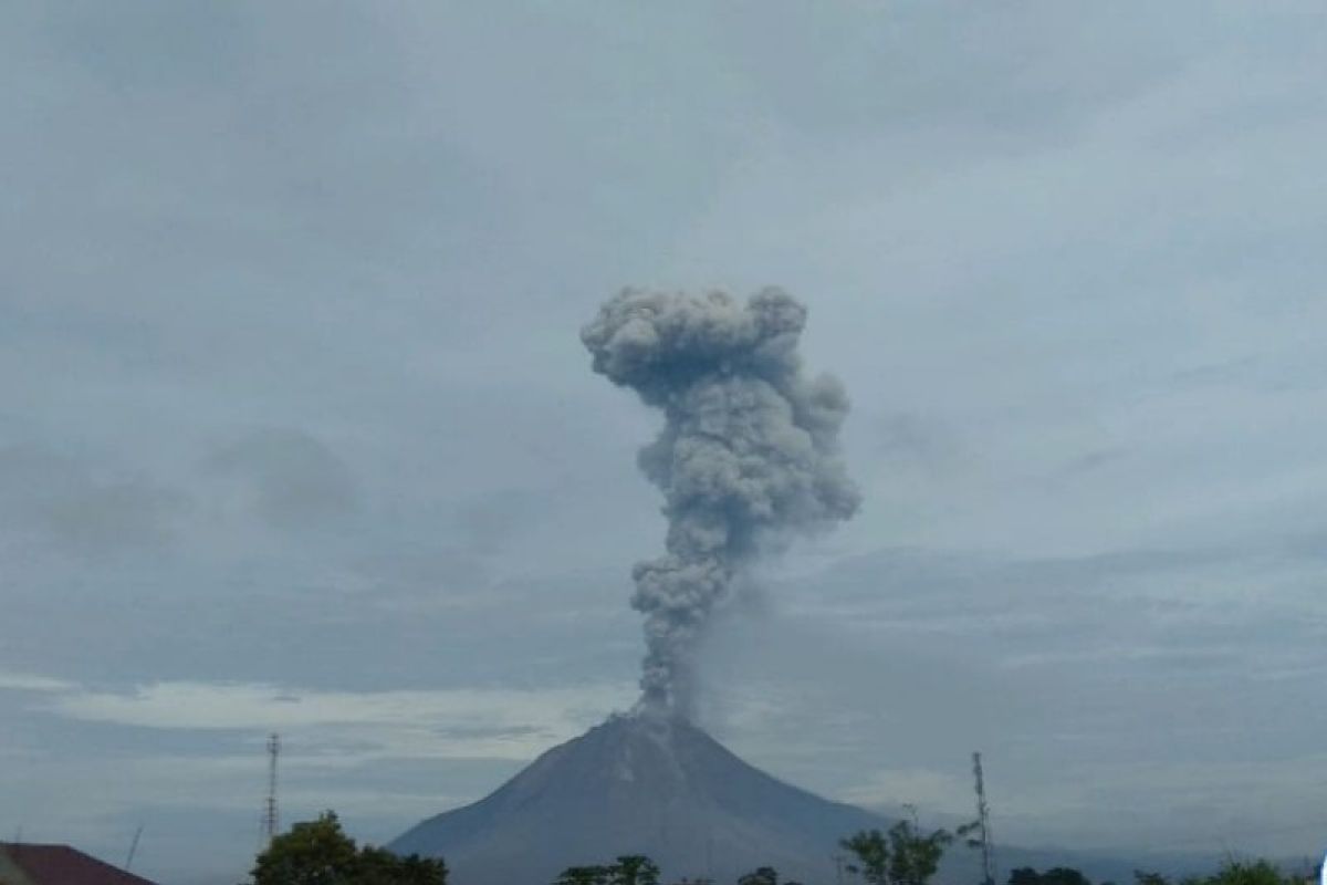 Sinabung erupsi, semburkan abu vulkanik setinggi 2.800 meter