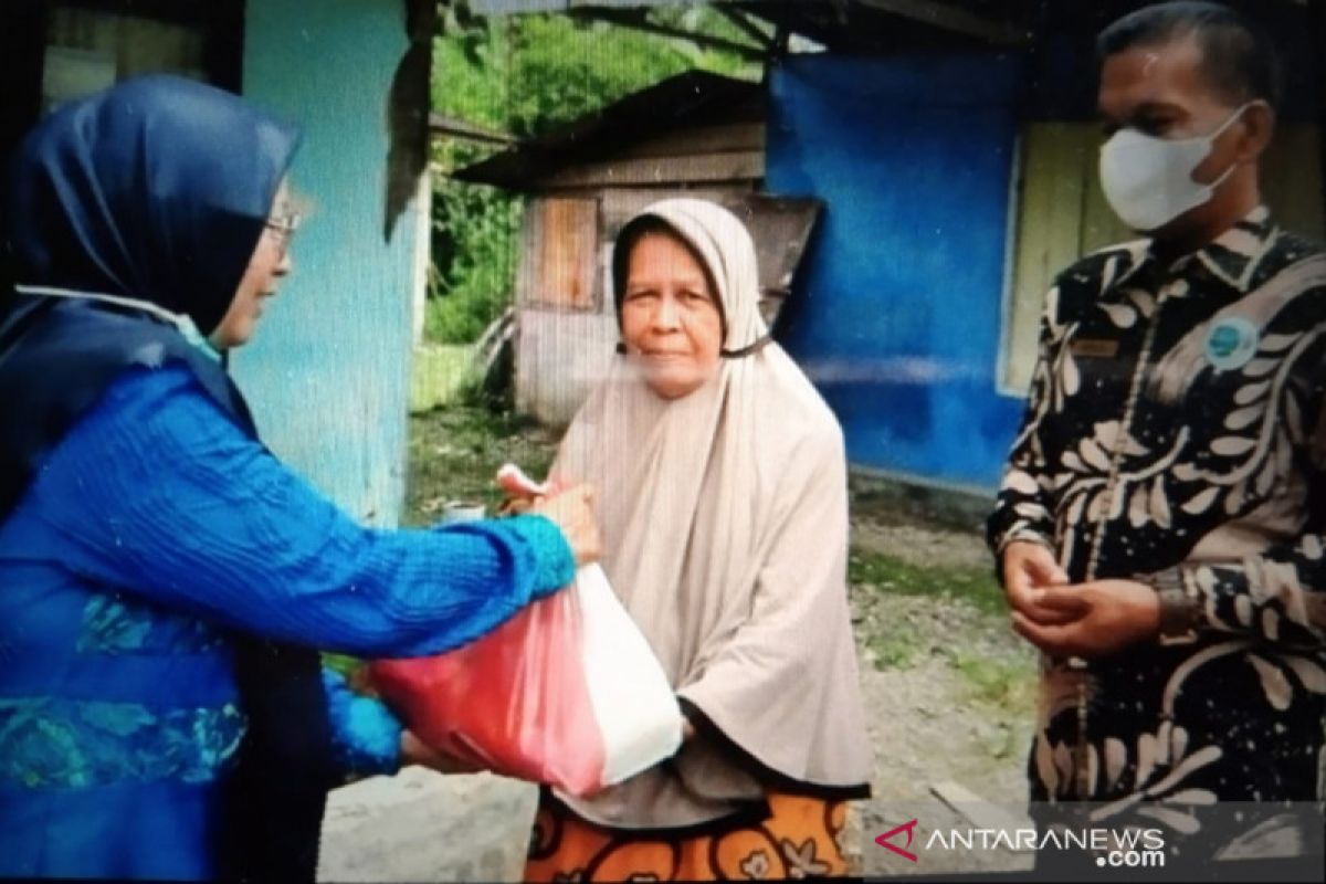 SMK N 1 Lubuk Sikaping berikan 10 paket sembako kepada fakir miskin sekitar sekolah