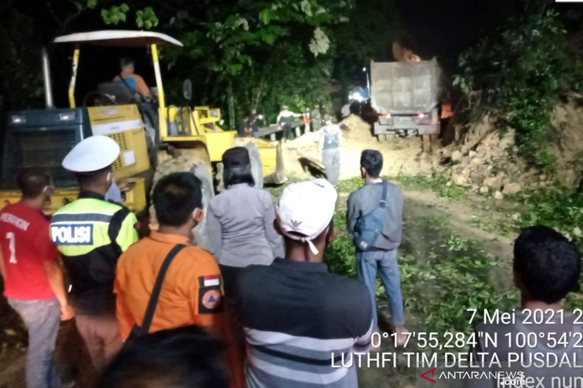 Usai longsor, lalu lintas jalan lintas barat Riau-Sumbar mulai normal