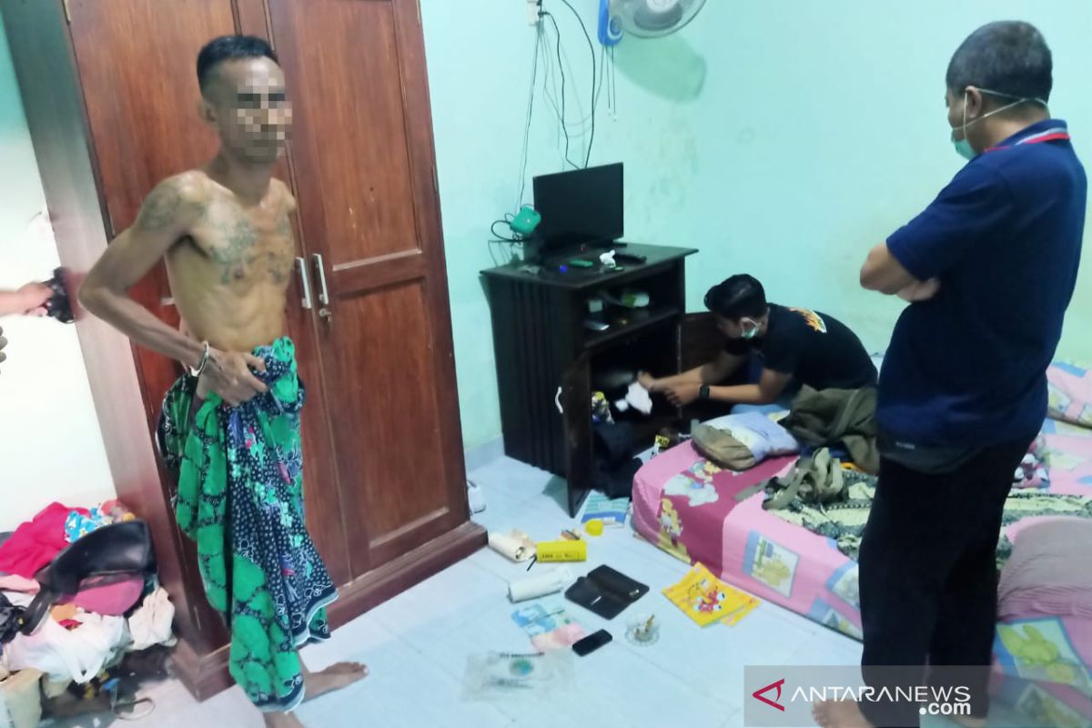 Kakek 57 tahun diduga pengedar sabu di Mataram diringkus polisi