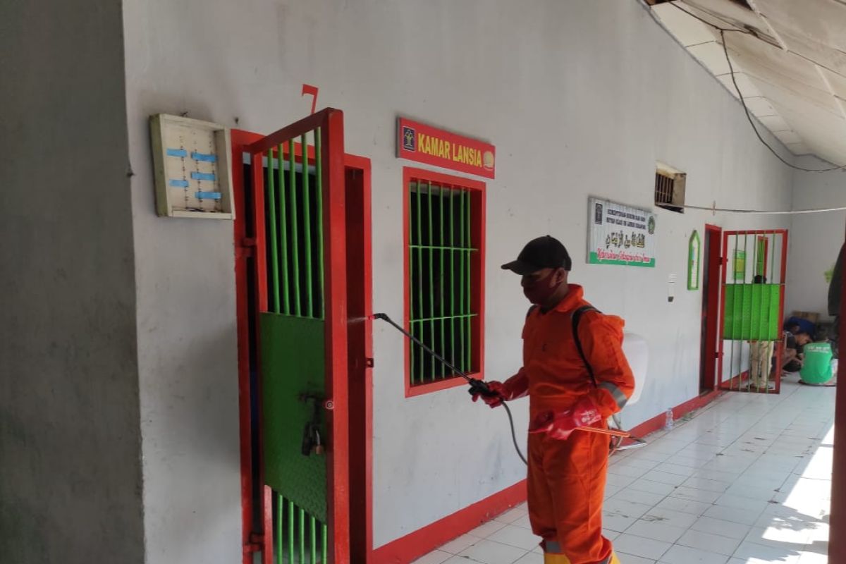 Cegah COVID-19Rutan Lubuk Sikaping Pasaman lakukan penyemprotan disinfektan sekali seminggu