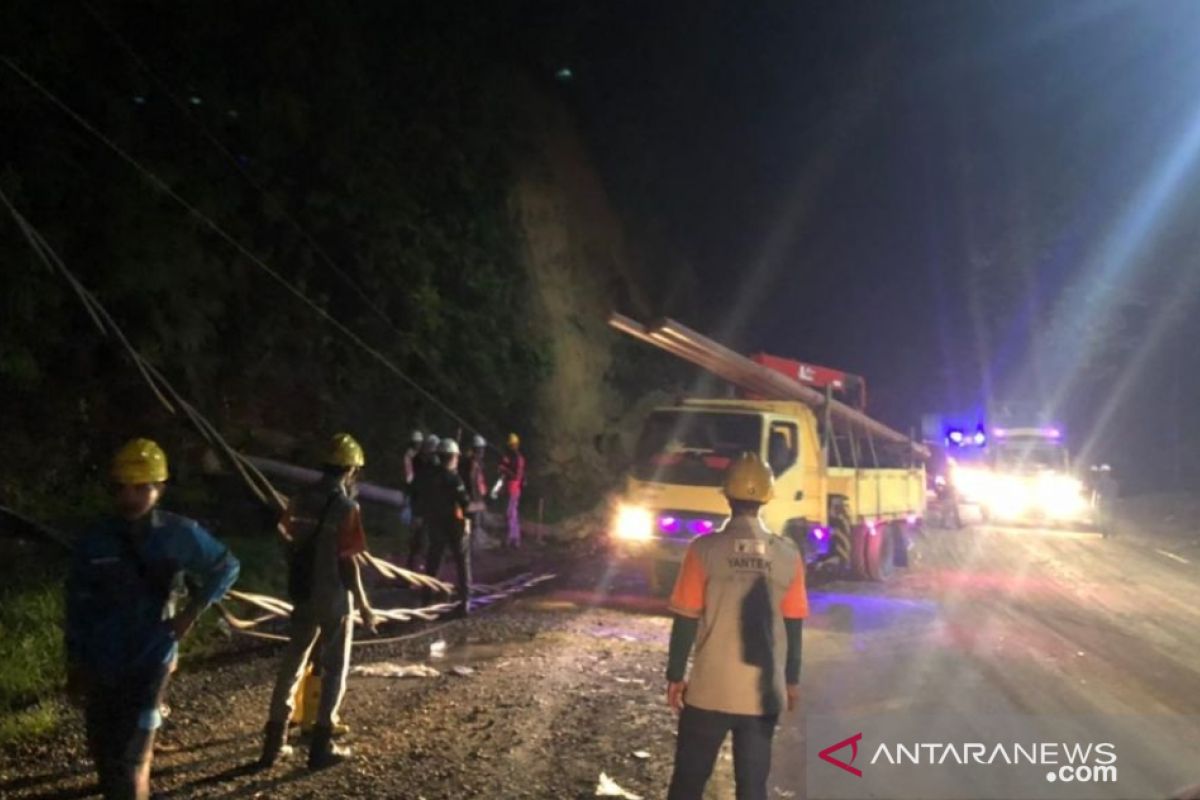 Longsor di Jalan Sumbar-Riau, aliran listrik 20 desa terputus