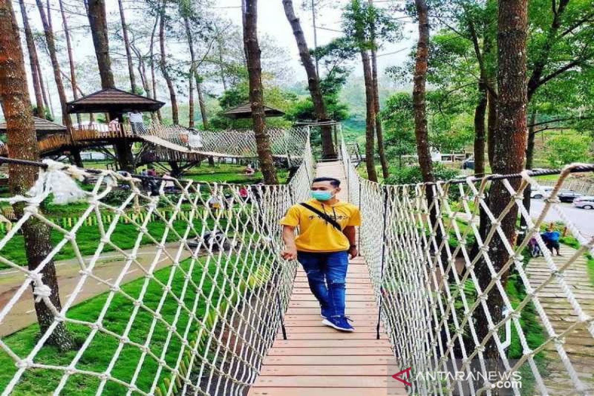 Pengunjung objek wisata di Lawu Park Karanganyar sepi