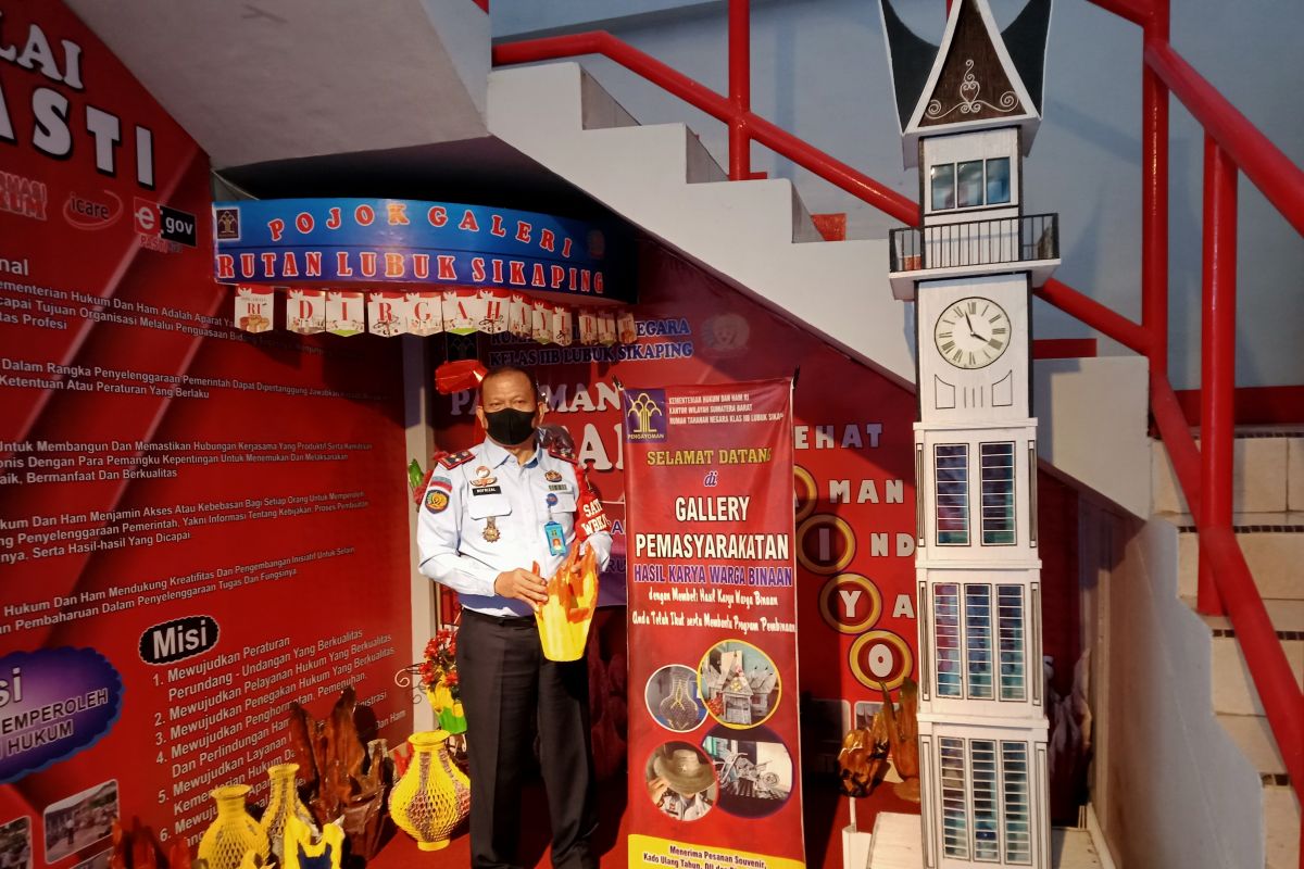 Ini miniatur "Jam Gadang" dari limbah koran karya WBP Rutan Lubuk Sikaping Pasaman