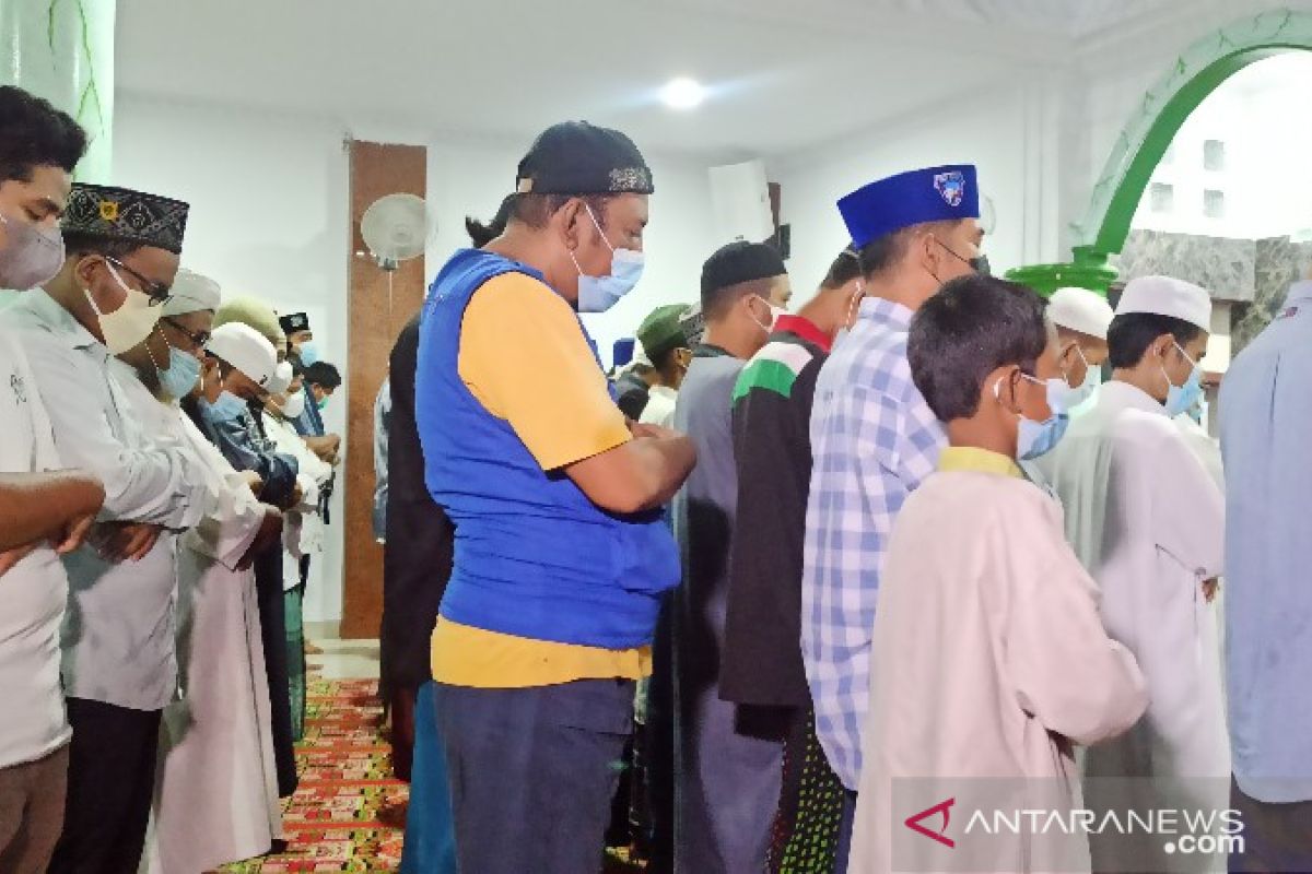 Kerabat Ustadz Tengku Zulkarnain shalat gaib di Medan