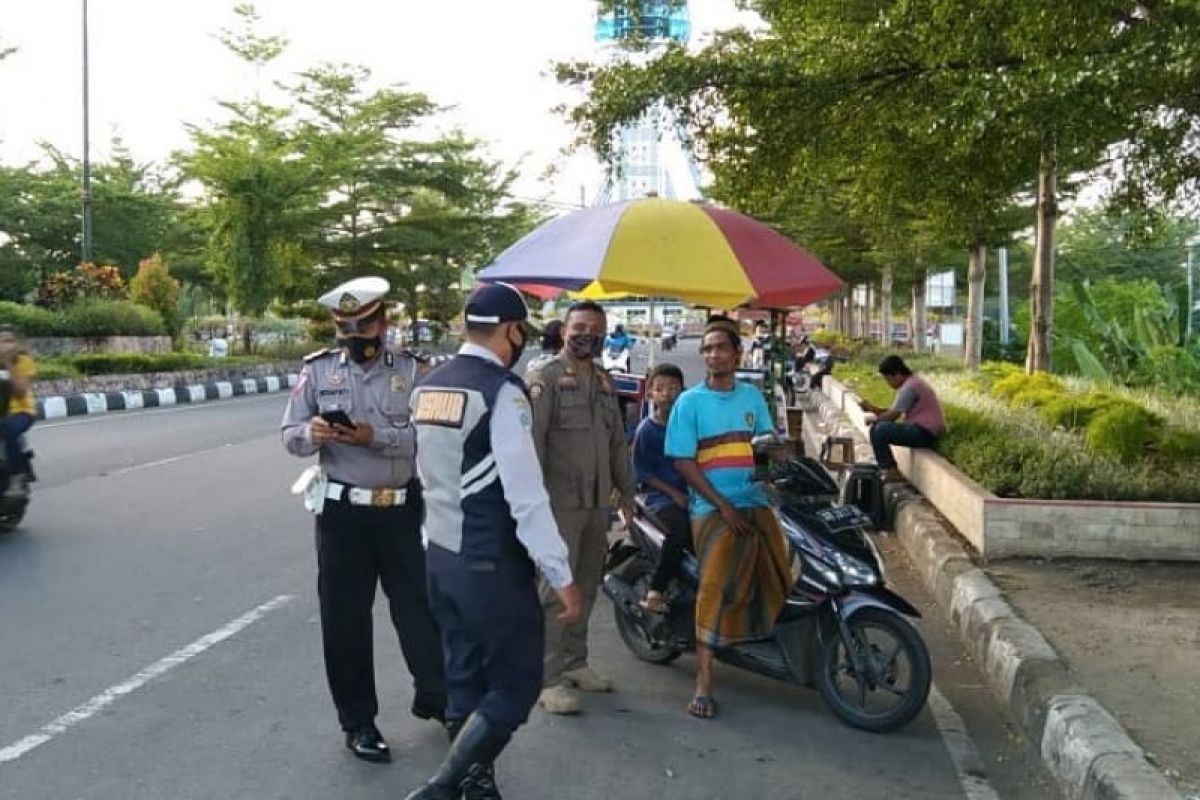 Tim gabungan mengawasi tiga pintu masuk Kota Mataram