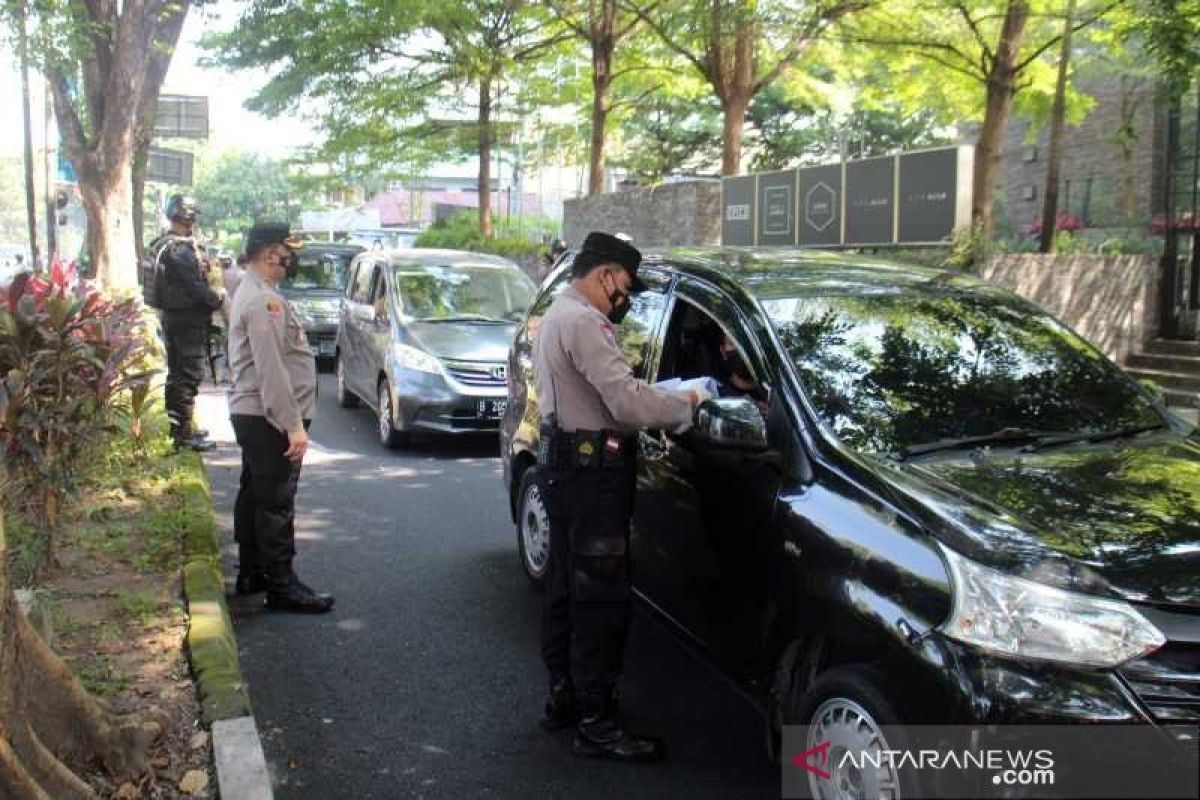 Petugas gabungan di Solo suruh ratusan pengemudi kendaraan untuk balik kanan