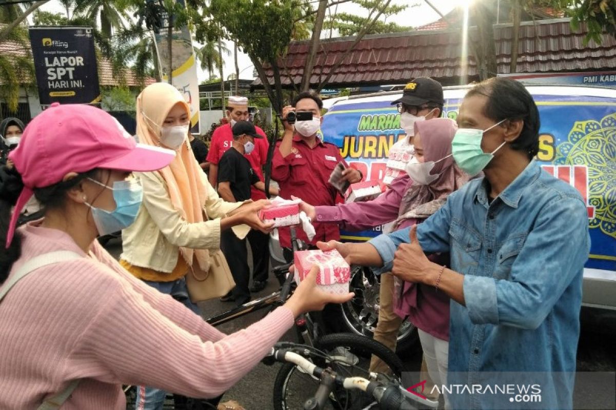 Jurnalis di Kapuas bagikan takjil dan masker kepada masyarakat