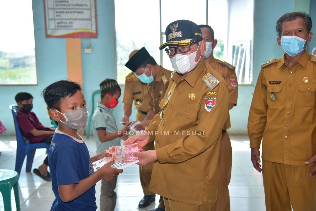 Bupati Mesuji serahkan bantuan sosial kepada anak yatim